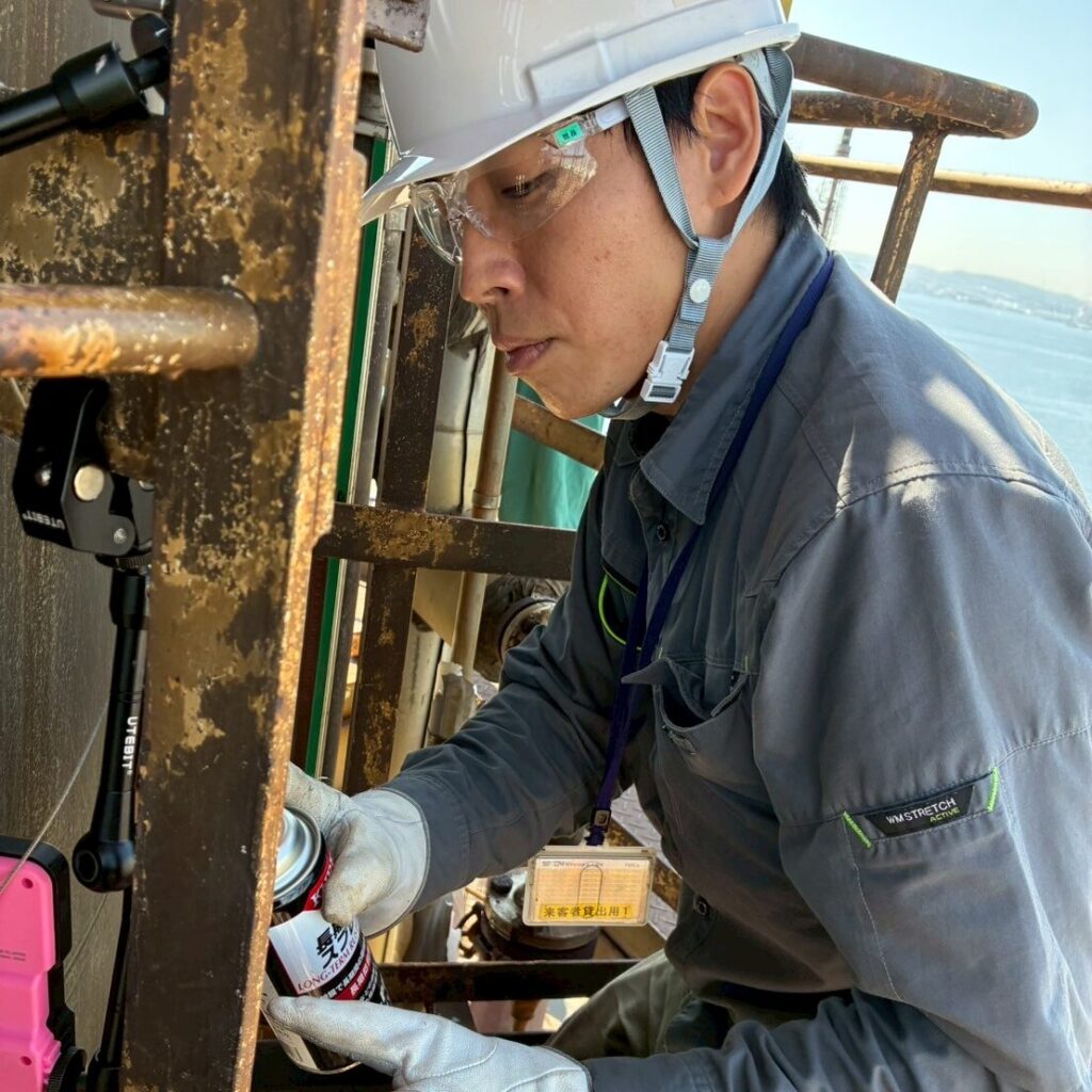 製造現場で設備を確認する様子