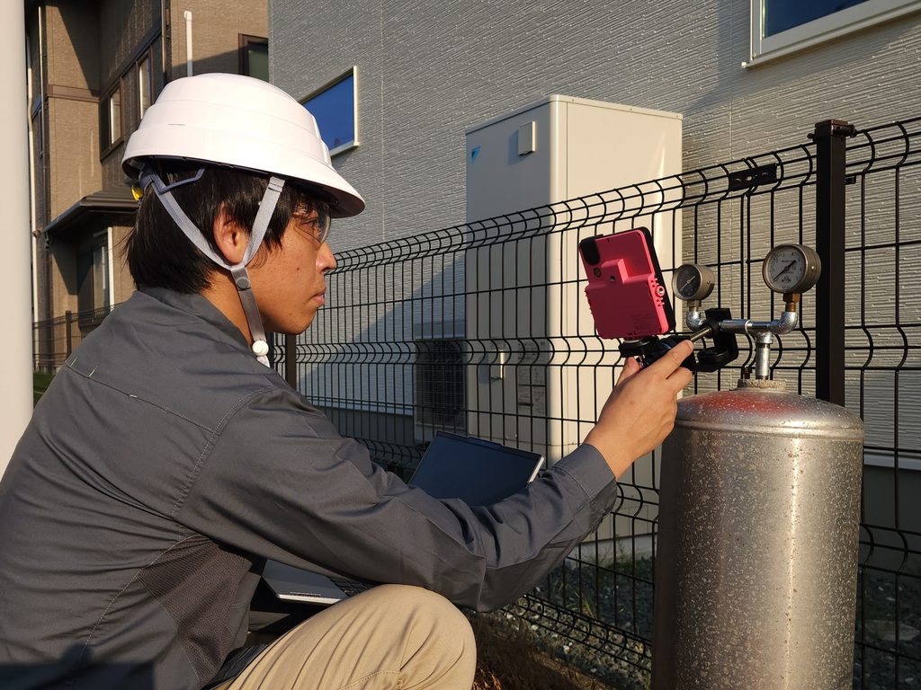 製造現場で計器の近くにカメラを設置する作業