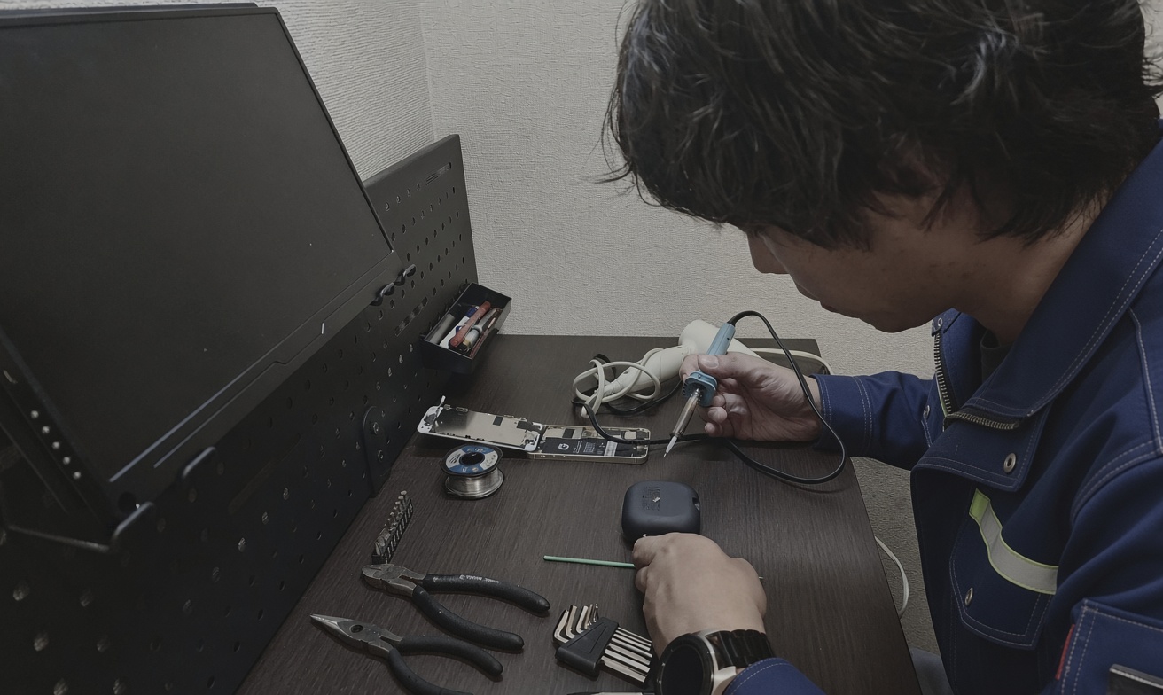 電子機器の修理に取り組むJOINTSPARKS代表